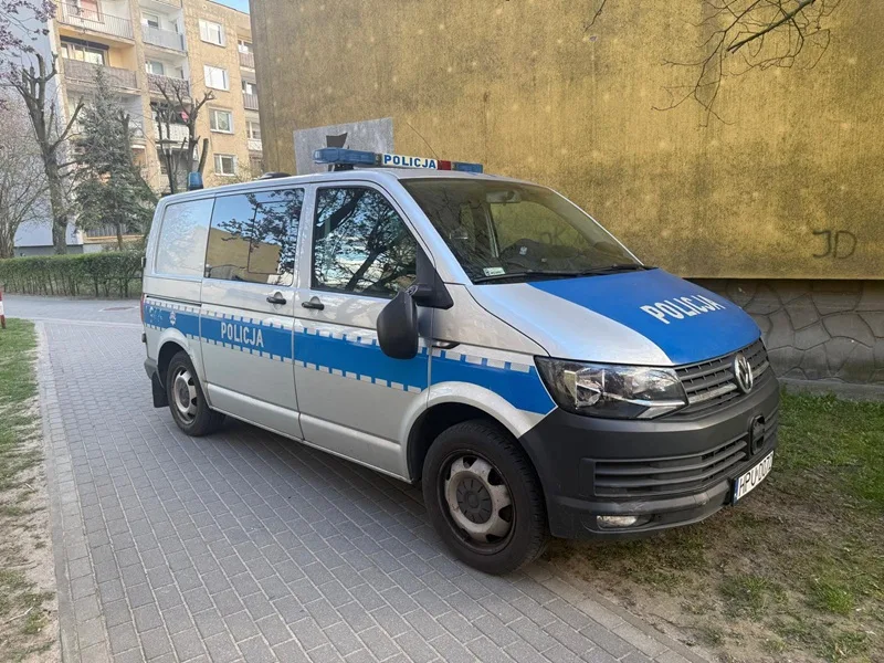 Wolsztyn: Policja udzieliła pomocy starszej kobiecie, wandal uszkodził radiowóz